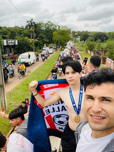 Míller Mareco, autor del gol consagratorio de la Copa Paraguay, capta la selfie durante la caravana, en la que se observa a Orzu, reportero gráfico de la institución altoparanaense.