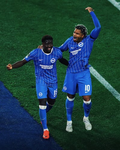 El francés Georginio Rutter celebra una de los dos anotaciones que marcó ante el Zalgiris Kaunas lituano, acompañado por el ghanés Ibrahim Osman.