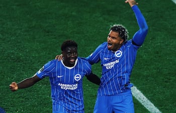 El francés Georginio Rutter celebra una de los dos anotaciones que marcó ante el Zalgiris Kaunas lituano, acompañado por el ghanés Ibrahim Osman.