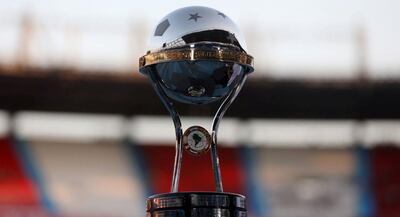 El trofeo de la Copa Sudamericana, el segundo torneo de clubes en relevancia de la Confederación Sudamericana de Fútbol.