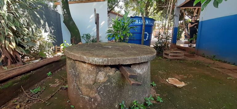 El deteriorado brocal y tapa del pozo de donde extraen agua en la escuela Santa Rosa de Lima, de Presidente Franco.