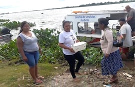 Una de las tantas evacuaciones de embarazadas por agua que derivó en la muerte del feto. Los familiares recibieron el pequeño ataúd en la orilla del río Paraguay en Fuerte Olimpo. Esta triste imagen resume el servicio de salud pública en el Alto Paraguay.