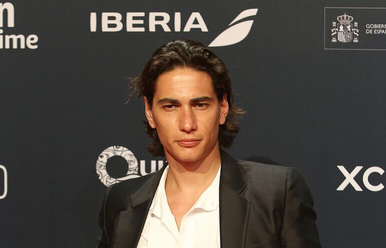 El actor uruguayo Enzo Vogrincic posa muy elegante en la alfombra roja de los Premios Platino, ayer sábado en Cancún (México).