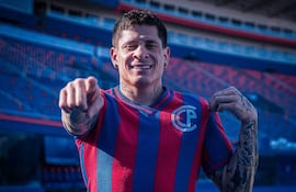 Juan Manuel Iturbe (32), figura goleadora de Cerro Porteño, con una indumentaria retro azulgrana.