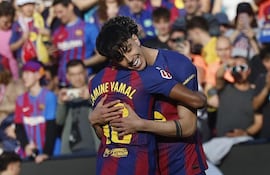 El juvenil centrocampista del Barcelona Marc Bernal (d) celebra con Lamine Yamal (i) tras marcar el 1-0 durante el partido de la jornada 25 de LaLiga EA Sports que FC Barcelona y el Levante UD disputan este domingo, en el Spotify Camp Nou de Barcelona.