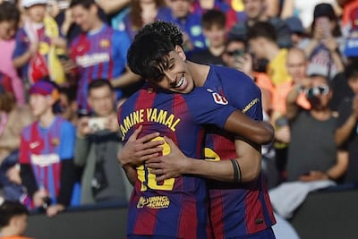 El juvenil centrocampista del Barcelona Marc Bernal (d) celebra con Lamine Yamal (i) tras marcar el 1-0 durante el partido de la jornada 25 de LaLiga EA Sports que FC Barcelona y el Levante UD disputan este domingo, en el Spotify Camp Nou de Barcelona.