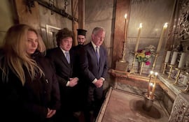 El presidente de Argentina, Javier Milei (c), visita el Santo Sepulcro en la ciudad de Jerusalén, como parte de su estadía en Israel. Rezó por el difunto papa Francisco.