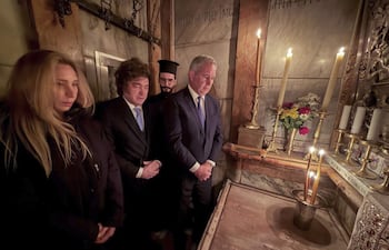 El presidente de Argentina, Javier Milei (c), visita el Santo Sepulcro en la ciudad de Jerusalén, como parte de su estadía en Israel. Rezó por el difunto papa Francisco.