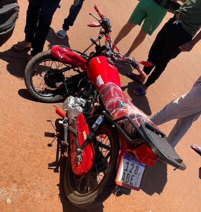 La motocicleta que conducía el joven cuando chocó contra el automóvil.