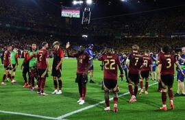 Cologne (Germany), 22/06/2024.- Players of Belgium greet supporters after winning the UEFA EURO 2024 Group E soccer match between Belgium and Romania, in Cologne, Germany, 22 June 2024. (Bélgica, Alemania, Rumanía, Colonia) EFE/EPA/MOHAMED MESSARA