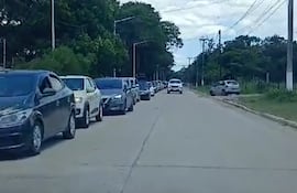 La fila de vehículos se extiende por varias cuadras.