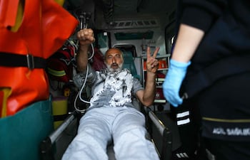 Un miembro de la Flotilla Global Sumud saluda al recibir atención médica tras su llegada a Estambul, Turquía.