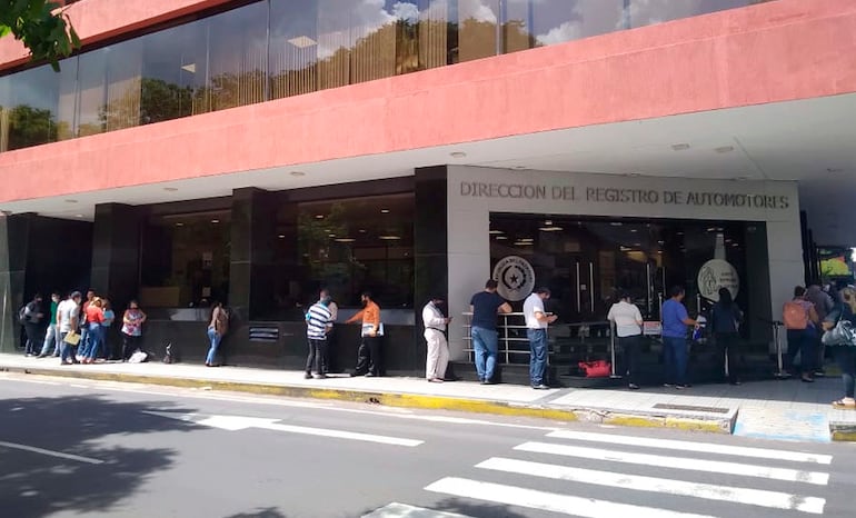 Local de la Dirección del Registro de Automotores, en Oliva y Chile, de nuestra capital.