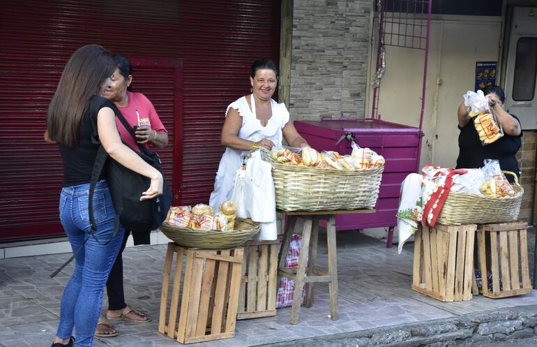 Abundante oferta de chipa en Asunción.