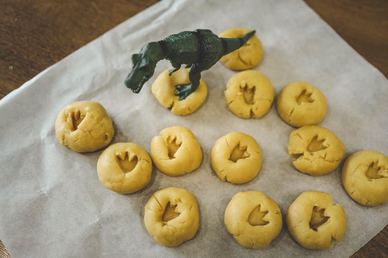 Galletitas con huellas de dinosaurios.