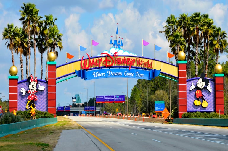Robert Soto explica que si el objetivo es un viaje a Disney, este objetivo ofrece una oportunidad extraordinaria para enseñar paciencia y planificación.