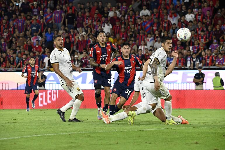 El argentino Ignacio Aliseda (31), jugador de Cerro Porteño, remata el balón en un partido frente a Guaraní por la fecha 19 del torneo Clausura 2025 de la Primera División de Paraguay en el estadio La Nueva Olla, en Asunción, Paraguay.