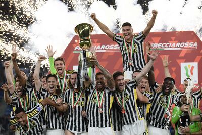 TOPSHOT - Juventus' Brazilian defender #06 Danilo holds the trophy as Juventus players celebrate after winning the Italian Cup Final between Atalanta and Juventus at the Olympic stadium in Rome on May 15, 2024. (Photo by Filippo MONTEFORTE / AFP)