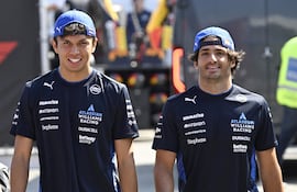 Carlos Sainz ocupó el tercer lugar en las prácticas libres 1 y 2. Aquí junto a su compañero de equipo, el tailandés Alexander Albon.