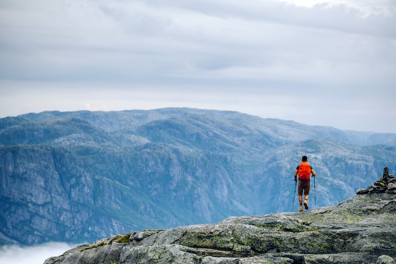 Hombre camino a Kjeragbolten, Noruega.