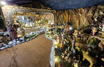 Imponente pesebre de la familia Sánchez de la ciudad de Itauguá. Utilizaron más de 350 piezas para montar la representación del nacimiento del Niño Jesús.