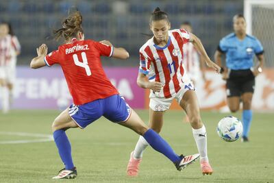 Fernanda Ramirez (i) de Chile disputa un balón con Claudia Martinez de Paraguay este martes, en un partido de la Liga de Naciones Femenina entre Chile y Paraguay en el estadio El Teniente, en Rancagua (Chile).