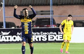 Néstor Camacho, futbolista de Sportivo Trinidense, festeja un gol en el partido frente a Recoleta FC por la fecha 10 del torneo Clausura 2026 de la Primera División de Paraguay en el estadio Martín Torres, en Asunción, Paraguay.