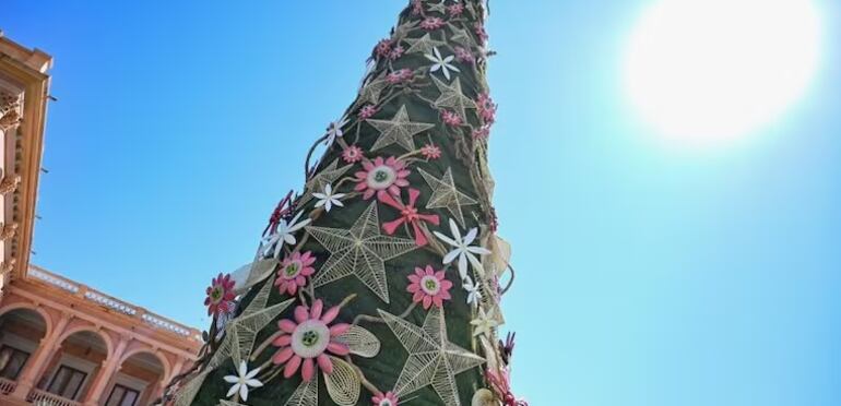 Encendido del árbol navideño frente al Palacio de López.