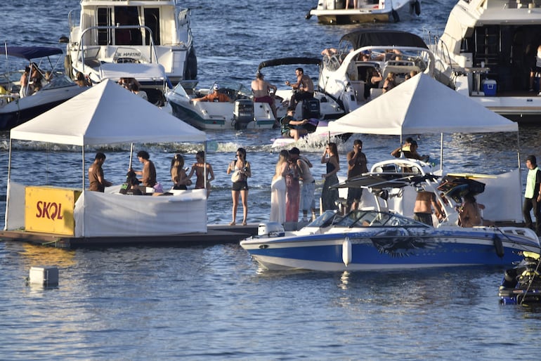 Desde distintas lanchas y yates llegaron los asistentes al festival La Jangada.