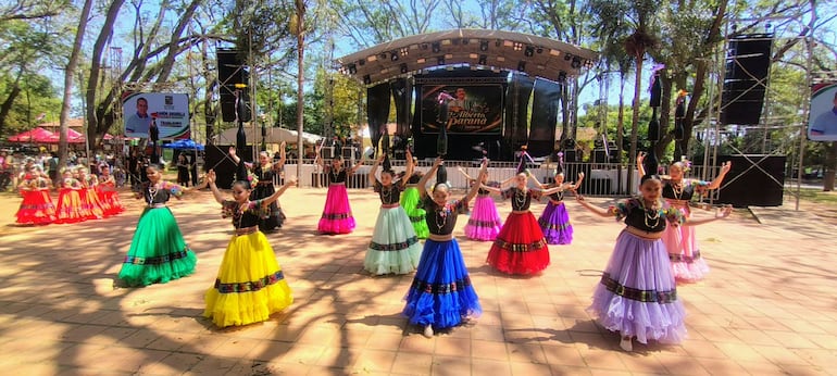 Los pequeños artistas se presentaron con orgullo, deleitando al público con sus danzas y coloridos trajes típicos.