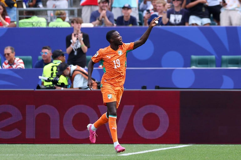 Nicolas Pepe (#19) de Costa de Marfil, la figura del partido.