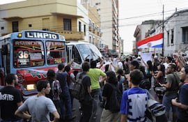 La ciudadanía sufre un calvario con el pésimo servicio del transporte público. (Foto de archivo).