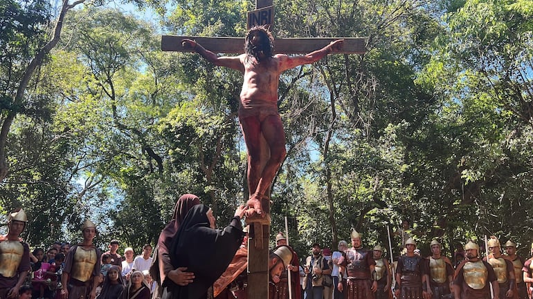 Cada escena reflejó el talento y la dedicación del elenco de 'Pasión de Cristo', que presentó su obra en Zanja Jhu, Atyrá.