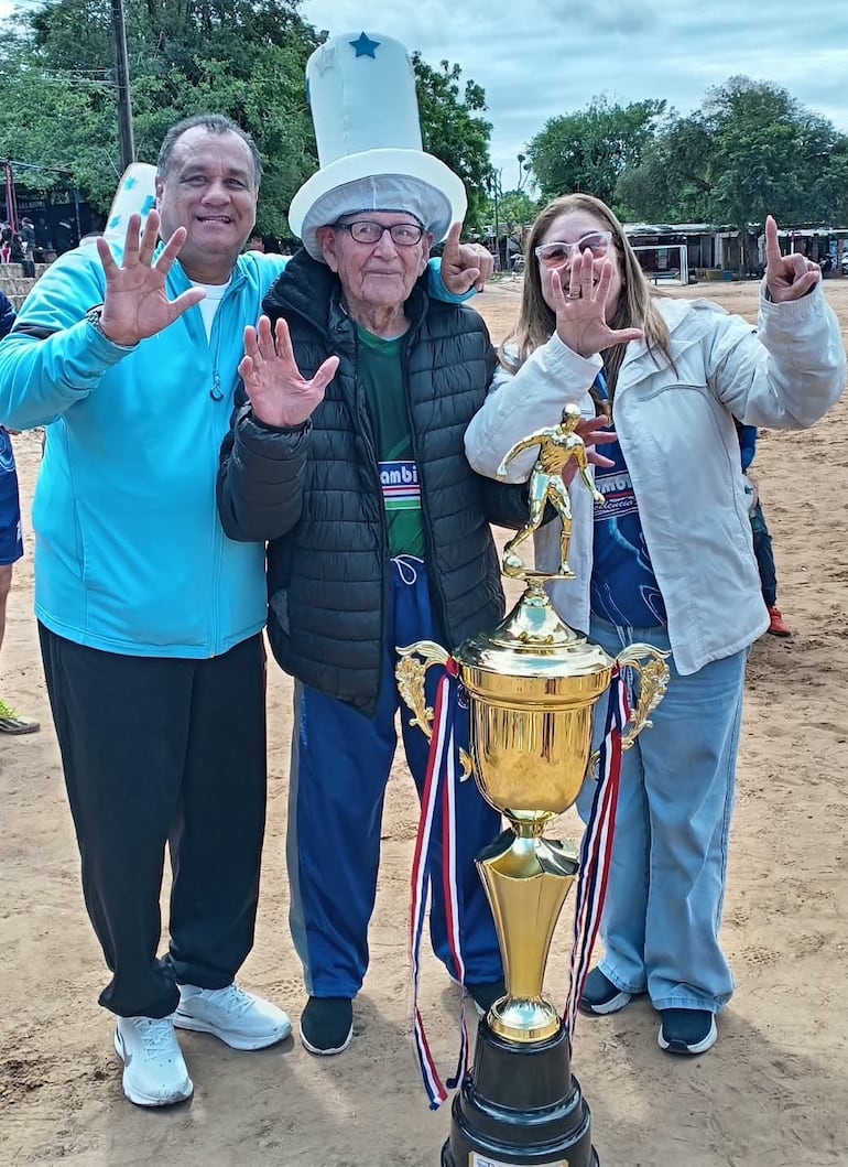 Carmelo Delvalle (centro), el patriarca de Nuestra Señora de la Asunción, con un nuevo trofeo de campeón conquistado en certámenes barriales.