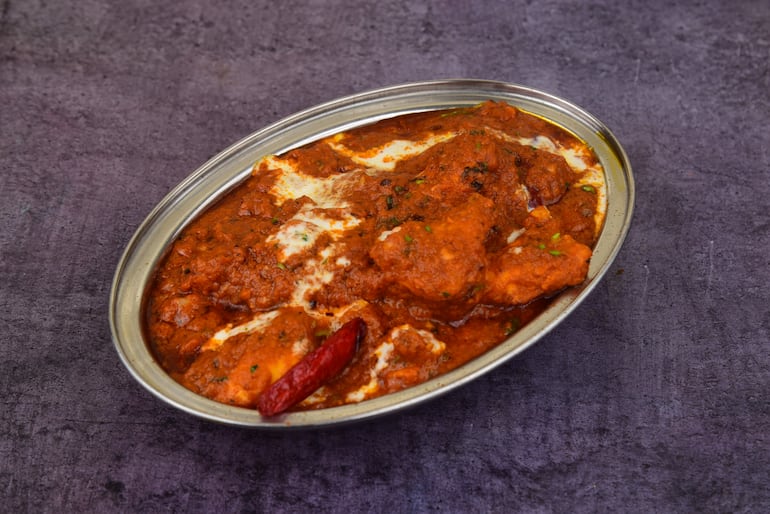 Malai Chicken es un plato indio cremoso, ligeramente condimentado, con pollo tierno marinado en una rica mezcla de crema, yogur y especias aromáticas.