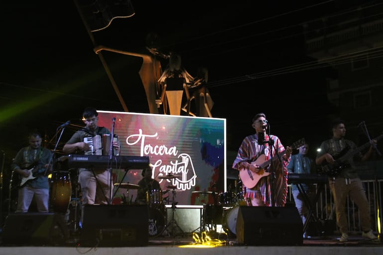 Tercera Capital se presentó en el escenario de Piribebuy y cantó con orgullo y emoción durante los festejos por los 390 años de la ciudad heroica.