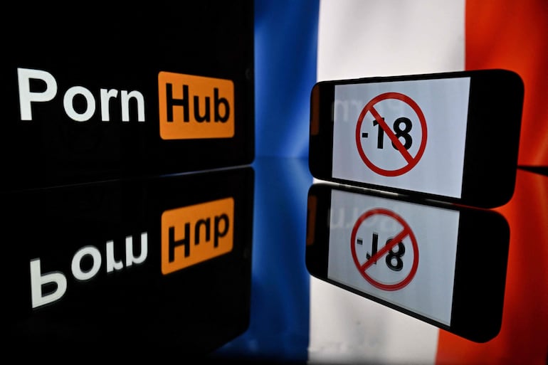 Fotografía de archivo del 3 de junio de 2025, logotipo de “menores de 18 años”, el logotipo del sitio pornográfico Pornhub y una bandera francesa. En una medida similar a otras adoptadas en Estados Unidos y Francia, el propietario de sitios web como Pornhub, YouPorn y Redtube anunció el 27 de enero de 2026 que bloqueará a los nuevos usuarios en el Reino Unido a partir del 2 de febrero, alegando la protección de menores.