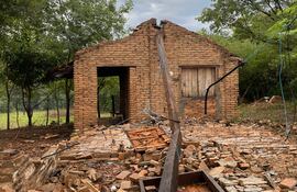 Casa destrozada en Caapucú por temporal.