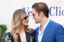 El actor inglés Robert Pattinson y la modelo inglesa Suki Waterhouse asistieron juntitos al Veuve Clicquot Polo Classic en el Parque Histórico Estatal Will Rogers en Pacific Palisades, California.