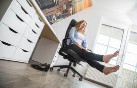 Breves ejercicios y cambios de postura durante la jornada laboral previenen tensiones musculares y otras dolencias.