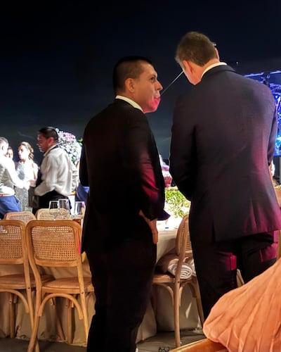 Miguel Vázquez, presidente del Grupo Vázquez y el CEO de Ueno Bank, le habla al oído al presidente Santiago Peña, en la boda de Jacqueline Harrison y Sergio Valinotti, en San Bernardino.