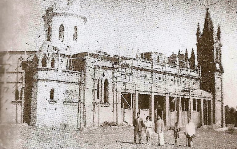 Fotografía antigua de la construcción de la Catedral de San Lorenzo, el simbólico edificio de color celeste.