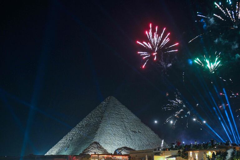 La pirámides de Giza durante el año nuevo.