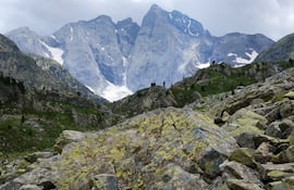 Sendero turístico al Refugio des Oulettes de Gaube alrededor del macizo montañoso con el glaciar Oulettes y Vignemale, el pico más alto del Pirineo francés.
