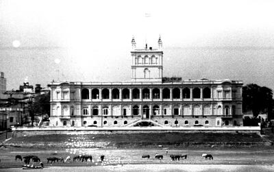 Vacunos y caballos se alimentan en el lecho del río frente al Palacio de López durante una crítica bajante en noviembre de 1969.
