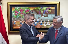 José Duarte Penayo, presidente de la Aneaes y Luis Ramírez, ministro de Educación, se saludan para la foto en despacho del MEC durante un encuentro oficial.