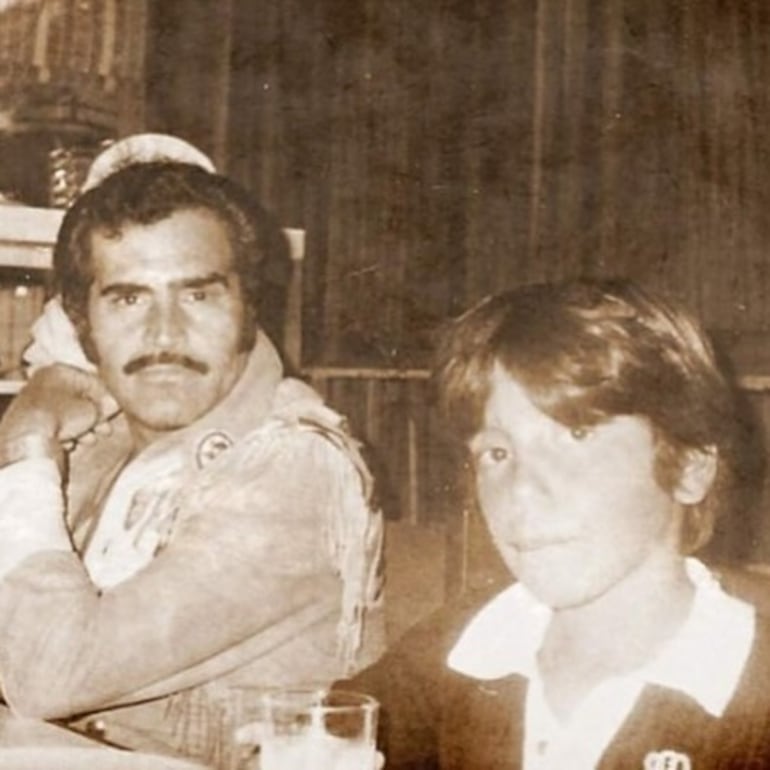 Alejandro Fernández, aún niño, con su padre Vicente Fernández. (Instagram/Alejandro Fernández)