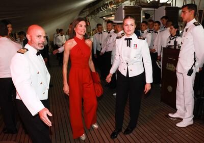 La reina Letizia junto a su hija, la princesa de Asturias, Leonor, durante la recepción en el buque escuela de la Armada española Juan Sebastián Elcano durante su escala en la Ciudad de Panamá.