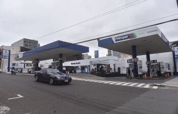 Petropar sigue con polémicas compras de combustible.