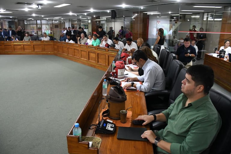 Junta de Asunción: cartistas salvan a Bello de interpelación por obras atrasadas